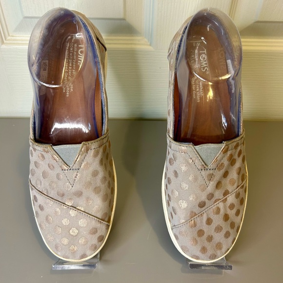 Toms Shoes - 🩶”TOMS” Gray w/ Gold Polka Dot Print Slip On Canvas Sneakers Size 8
